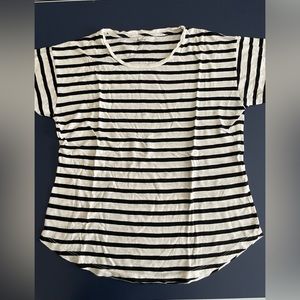 Like new, basic madewell striped tee. Black and white size Medium